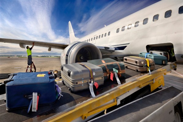 Bagages qui entrent dans un avion