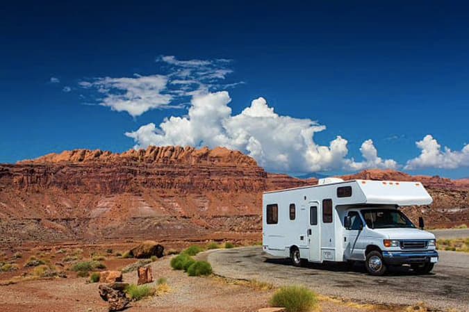 un camping-car devant un parc national américain