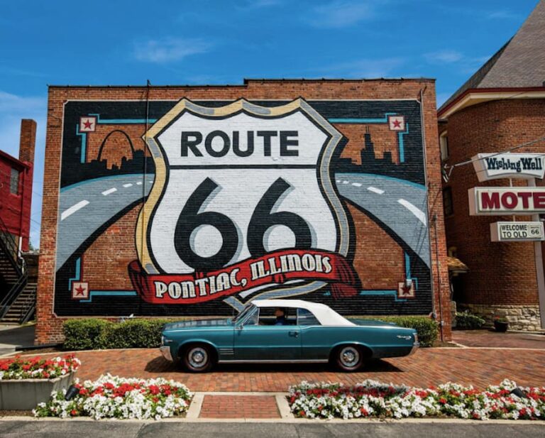 Panneau Route 66 devant une Pontiac