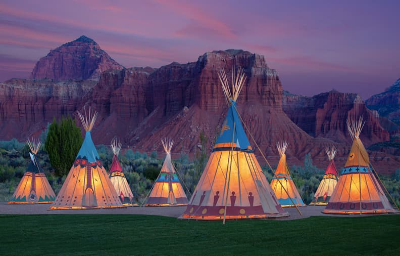 Des tipis de Glamping dans un parc américain